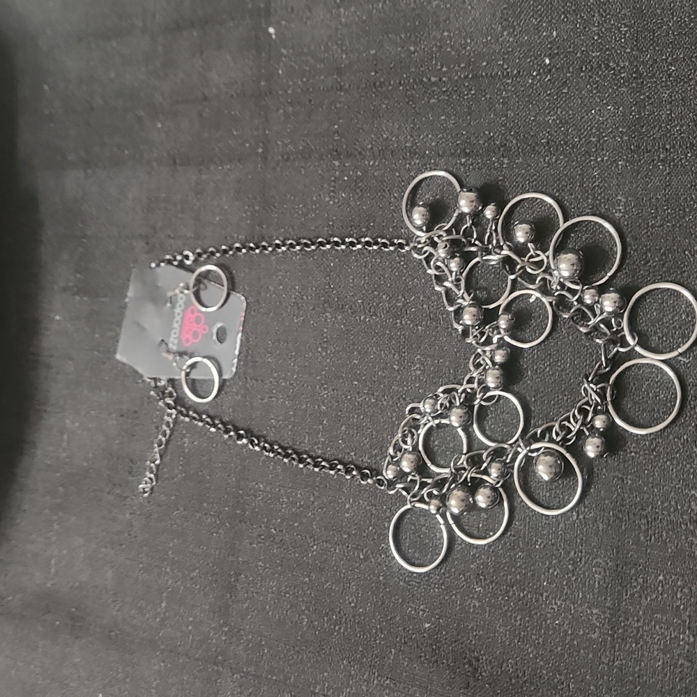 METALLICA FASHION EARRINGS AND NECKLACE SET.